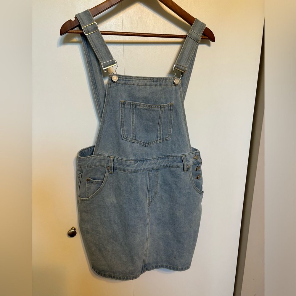 Boohoo light wash denim mini skirt dungaree/pinafore